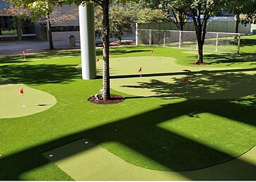 Artificial green putting course